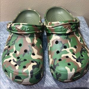WMNS Crocs Camo Green Clogs